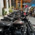 Spotkanie na Przeleczy Zlot w Himalajach Pierwszy Etap - 24 Motocykle czekaja na uczestnikow Zlotu motocyklowego w Himalajach